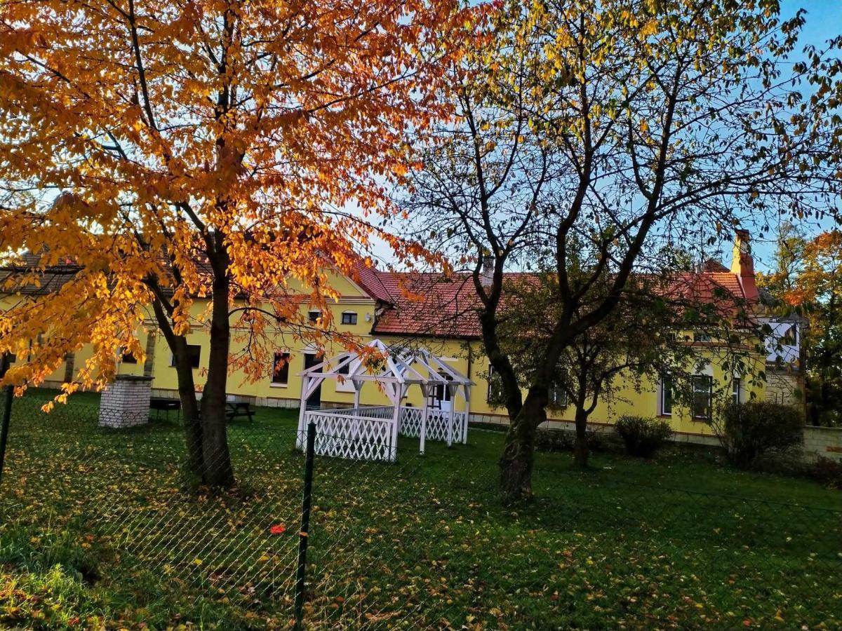 Aparthotel Brokes Lanskroun Bagian luar foto