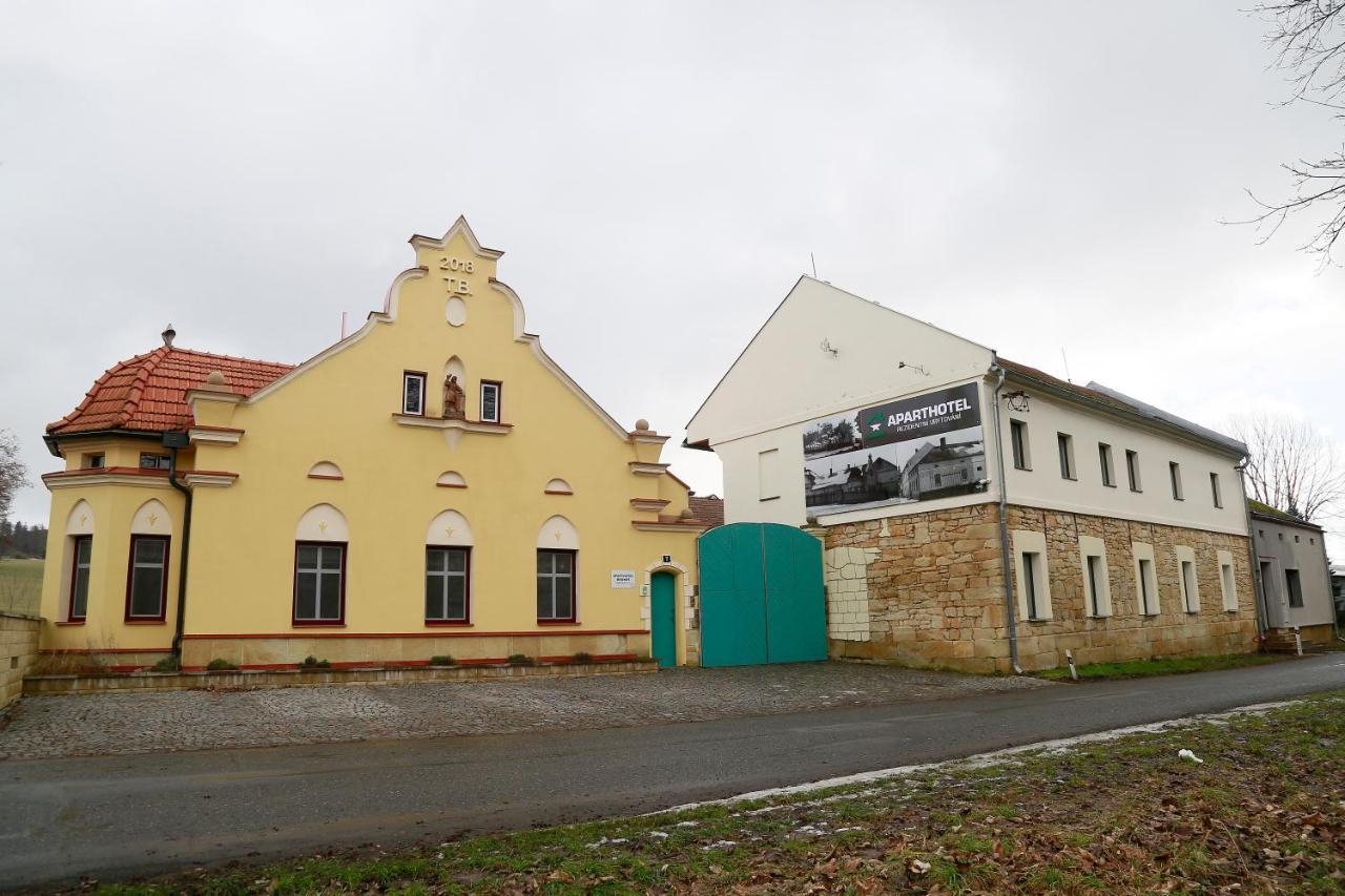 Aparthotel Brokes Lanskroun Bagian luar foto